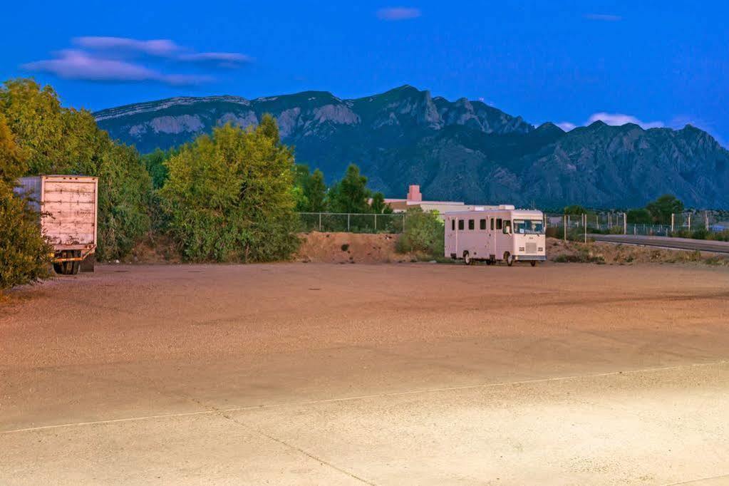 Super 8 By Wyndham Bernalillo Otel Dış mekan fotoğraf